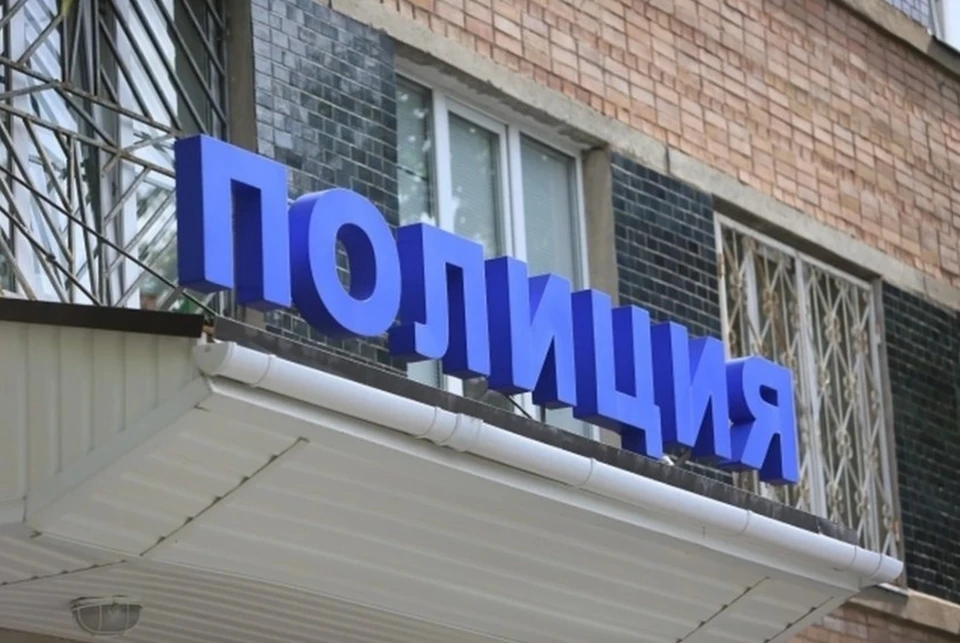 По предварительным данным, сотрудников задержали во время получения взятки.