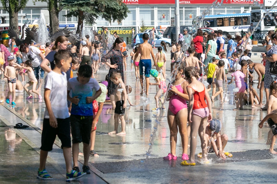 Теперь здесь собираются несколько тысяч человек за день, дети приходят прямо в купальниках и наслаждаются водными играми