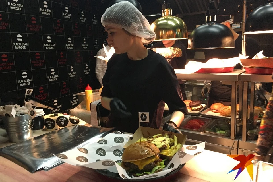 В ТРЦ «Премьер» открылась первая бургерная Black Star Burger.