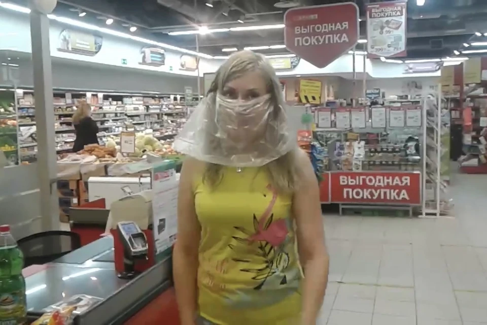 Челябинка с пакетом на лице требовала, чтобы ее обслужили. Фото: vk.com/chel4m3