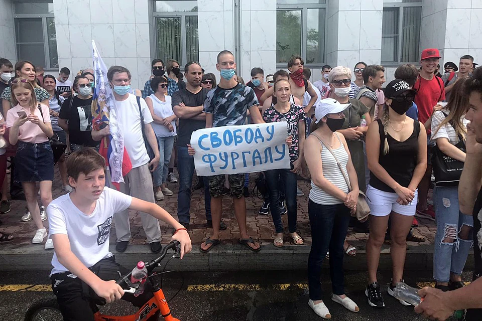 На защиту губернатора встали некоторые из жителей, которые устроили в Хабаровске акции протеста