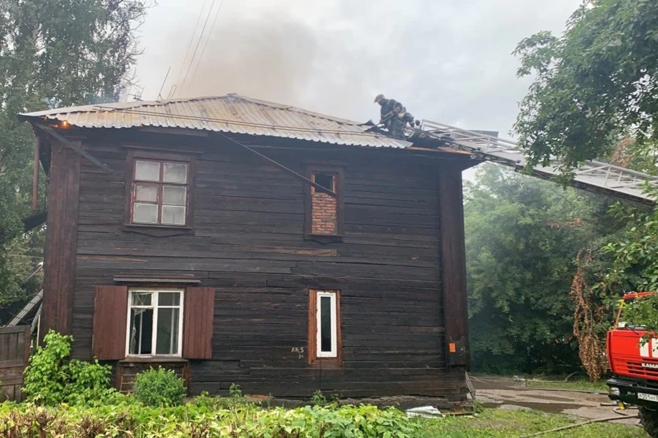 Из огня эвакуировались 33 человека. Фото: ГУ МЧС по НСО.