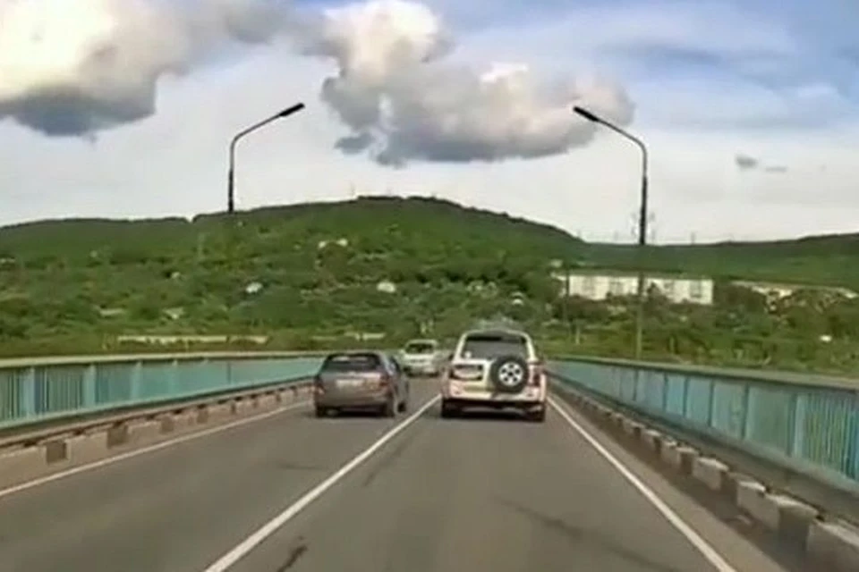 Опасный маневр на мосту засняли очевидцы
