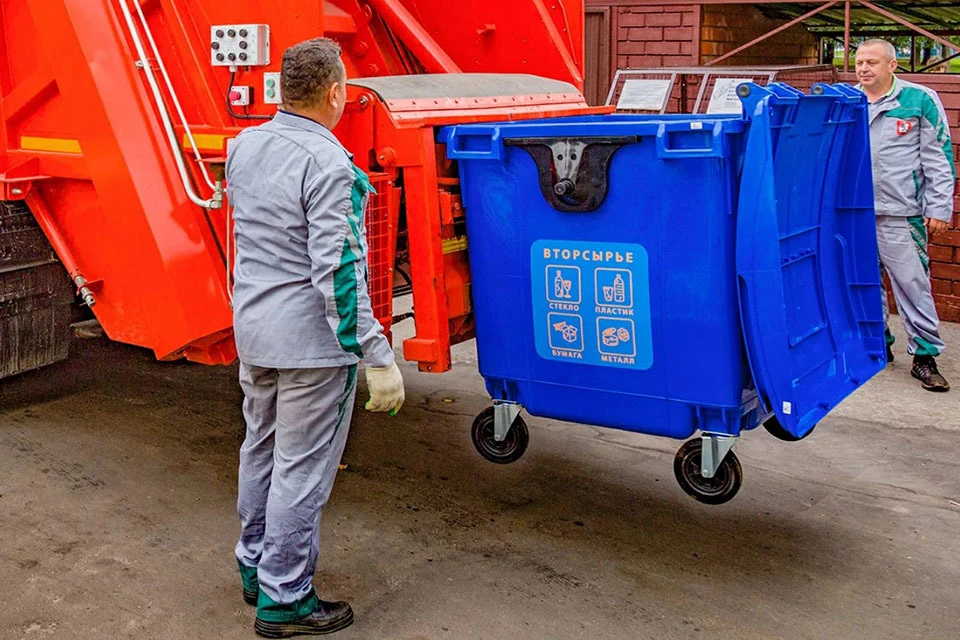 Если говорить о безопасности для сотрудников, вывозящих отходы, то РНО не представляет угрозы, если соблюдать меры безопасности. Фото: mos.ru
