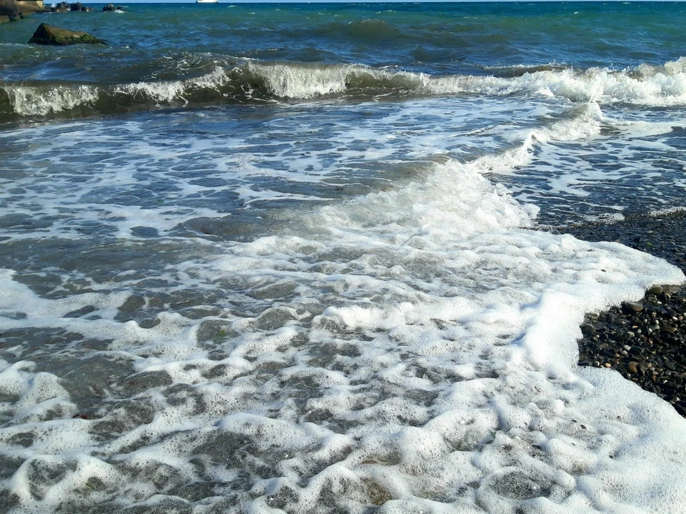 Азовское море нагрелось до 25 градусов, температура воды Черного моря в некоторых районах ниже.