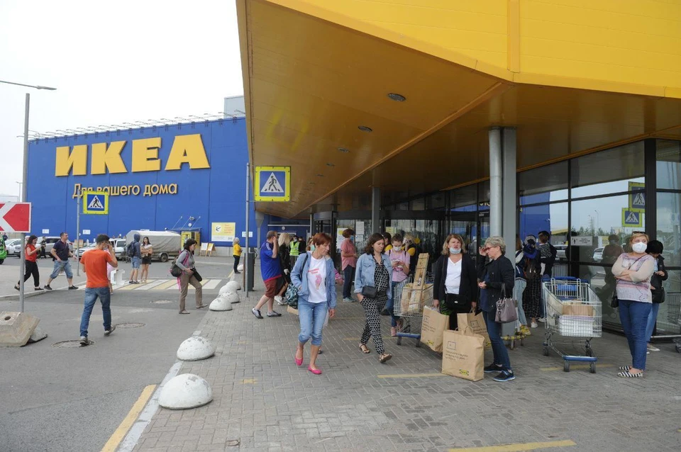 В первый день открытия в шведские магазины массово поехали петербуржцы.