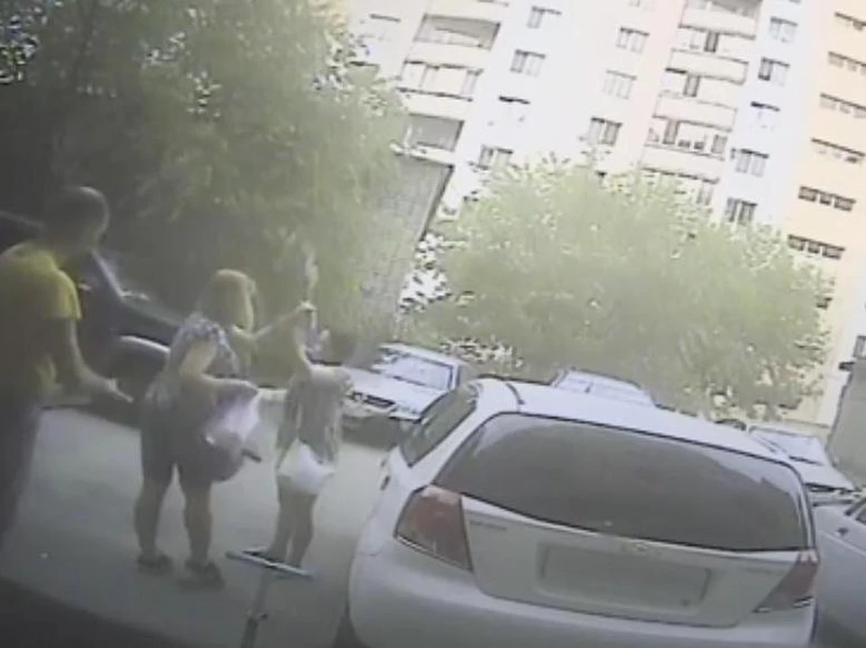 Женщины устроили драку на улице. Кадр из видео