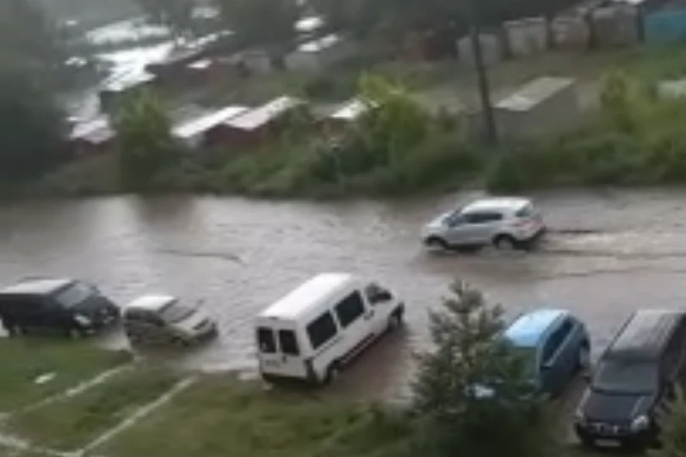 Затопило улицу Папанина. ФОТО: группа "Жесть Ярославль" ВКонтакте