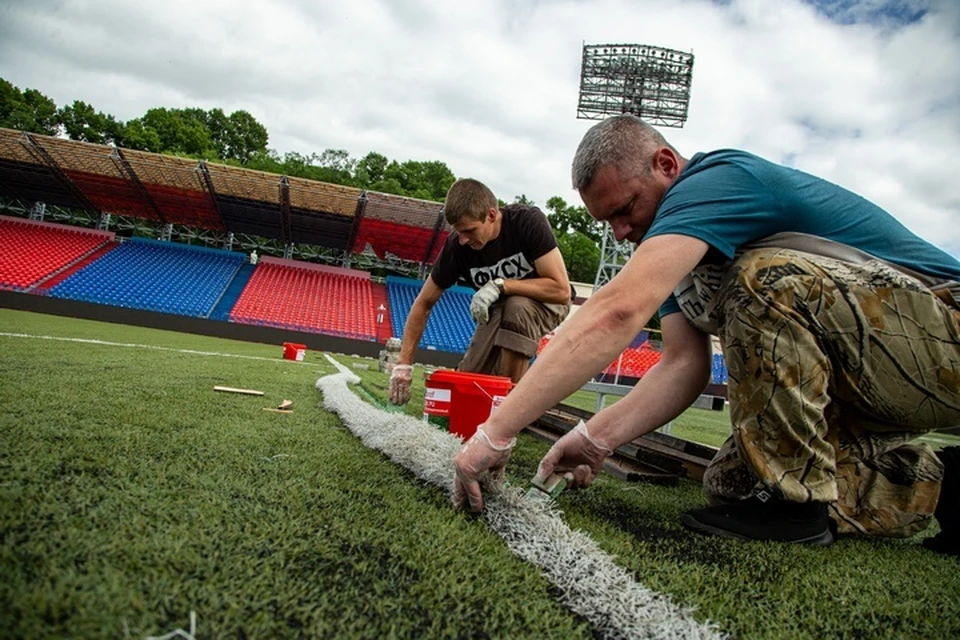 В Хабаровске подготовили футбольное поле к началу нового сезона