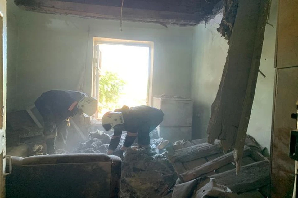 Стала известна причина обрушение потолка в жилом доме. Фото: МЧС по Новосибирской области