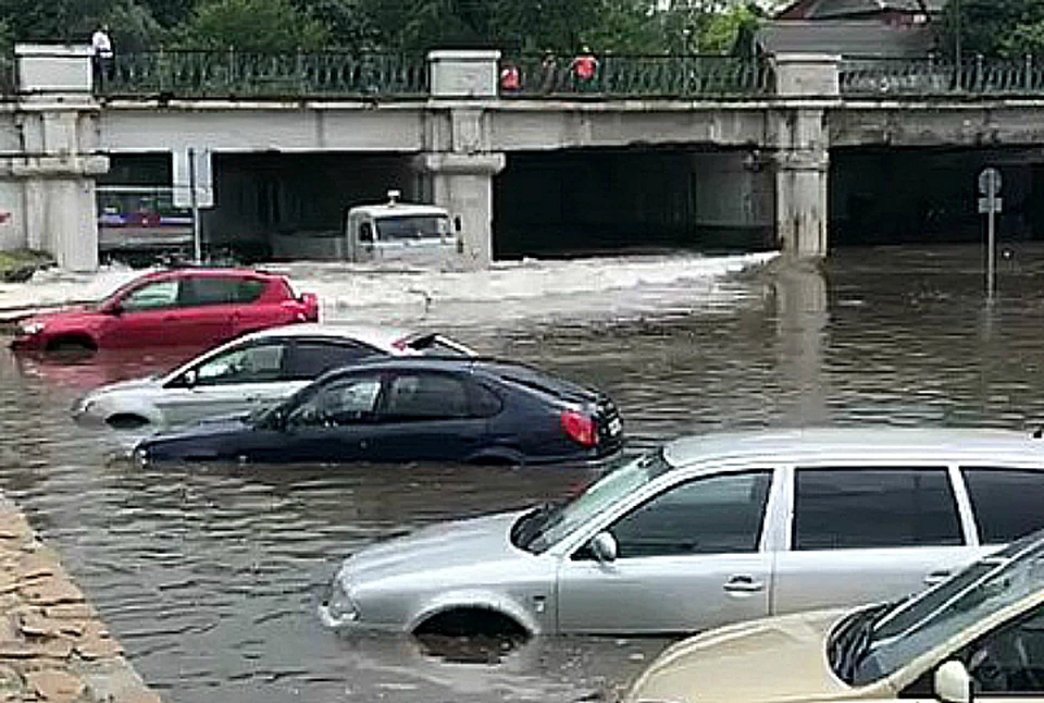 Автомобили утонули после ливня в Краснодаре