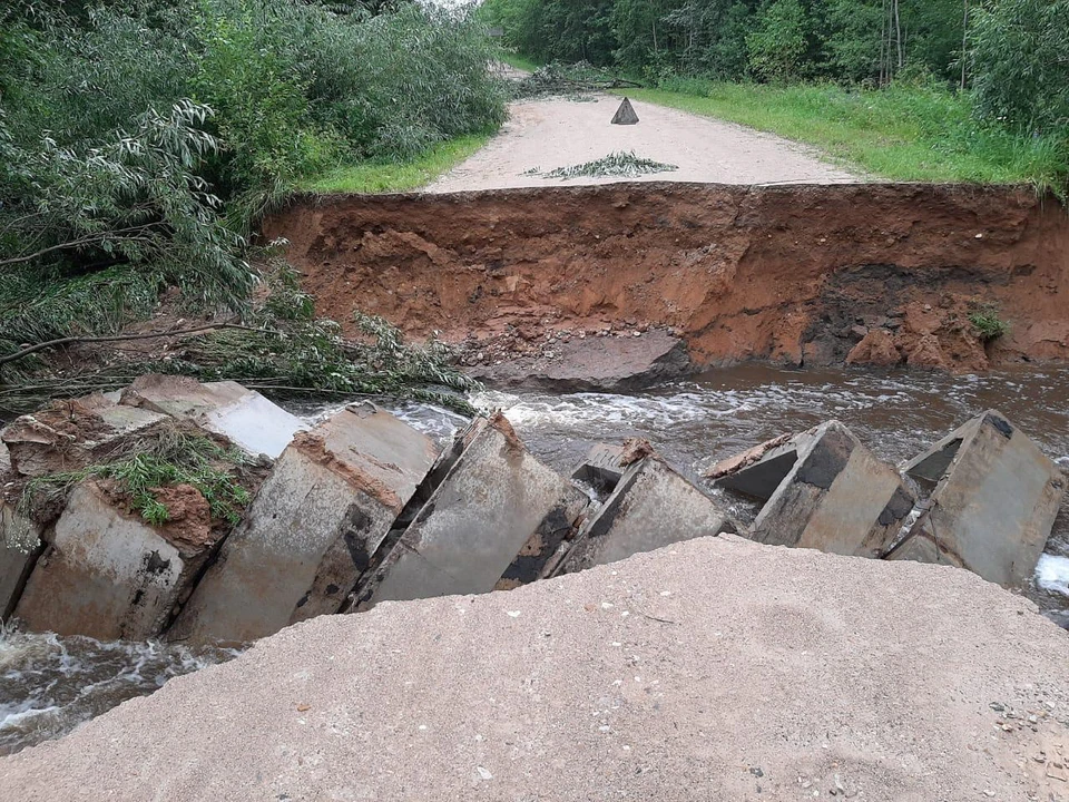 Дорогу размыло в Калужской области.
