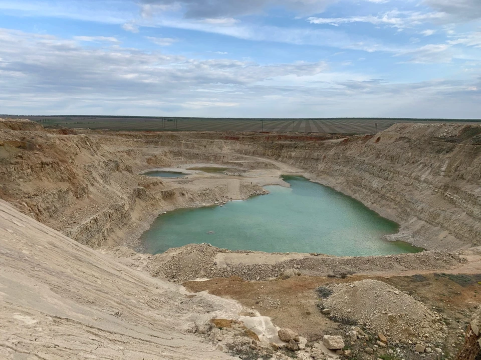 Купаться в озерах карьера запрещено. Фото: Павел Зенченко.