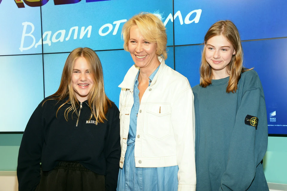 Татьяна Лазарева с дочерьми - Софьей и Антониной.