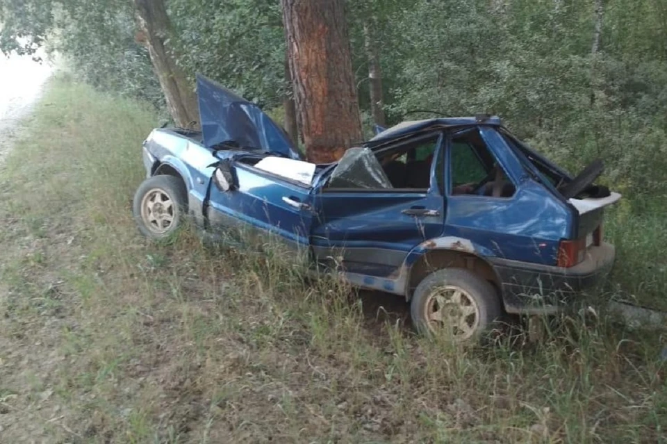 Подросток с управлением не справился и врезался в дерево. Фото: Госавтоинспекция НСО