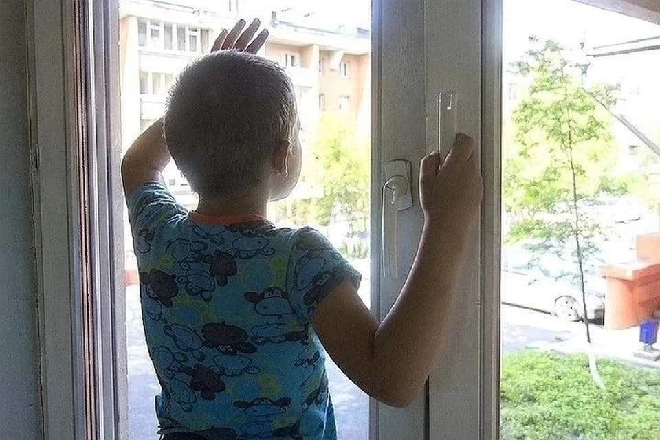 Это уже не первый случай, когда дети выпадают из окна.