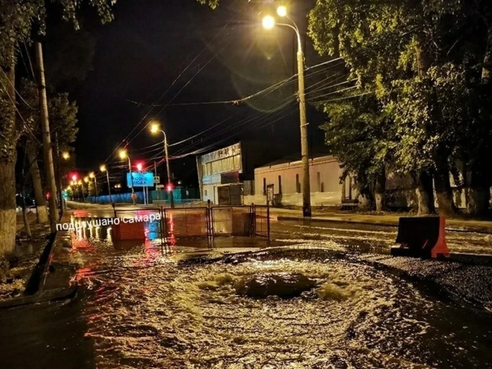 Трубу прорвало вечером в воскресенье. Фото: vk.com/overstory163.