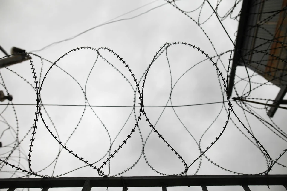 Сотрудник исправительной колонии №5 через посредников получил от осужденного.