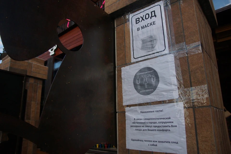 Возможно, снизить заболеваемость помогает строго соблюдение всех мер безопасности