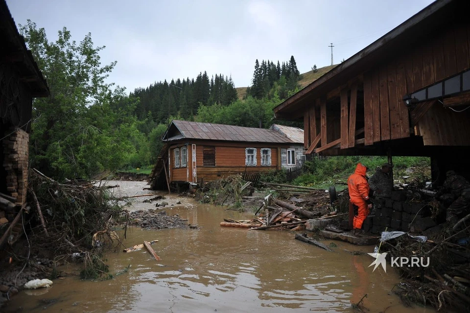 Три дома в Нижних Сергах были разрушены потоком воды.