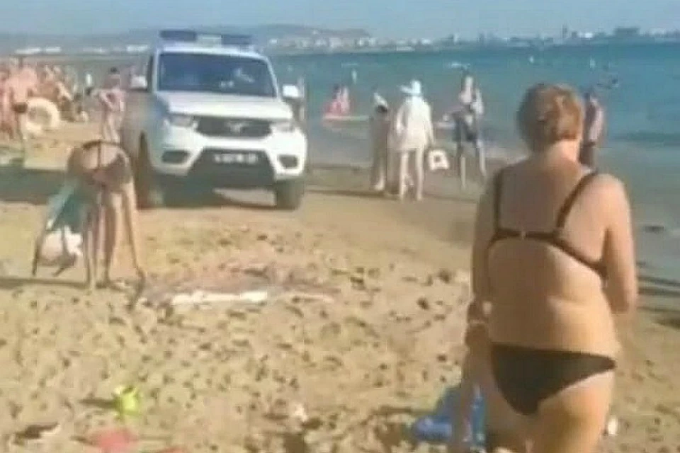 "Уазик" ехал по кромке моря со спецсигналами