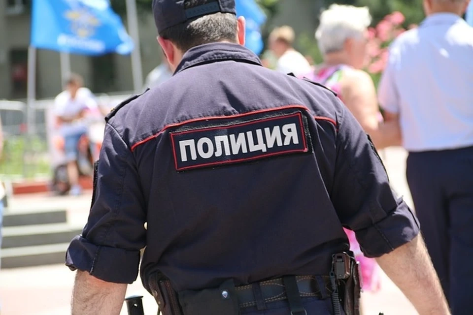 Мужчина внезапно схватился за камень и ударил прохожую по лицу.