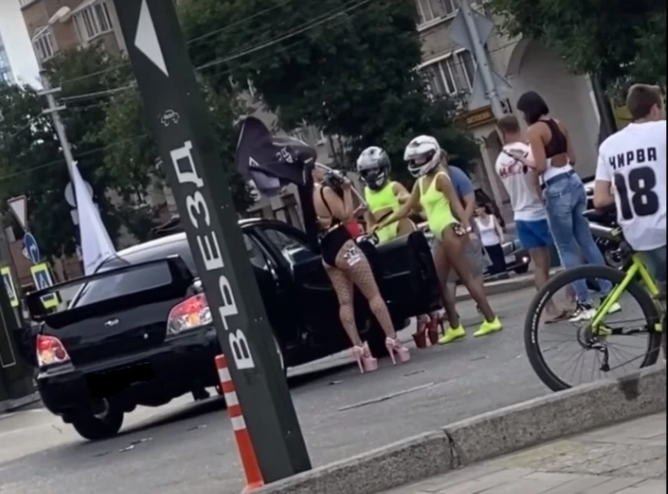 Эпатажная рекламная акция в Самаре прошла в нескольких районах города Фото: Скриншот с видео