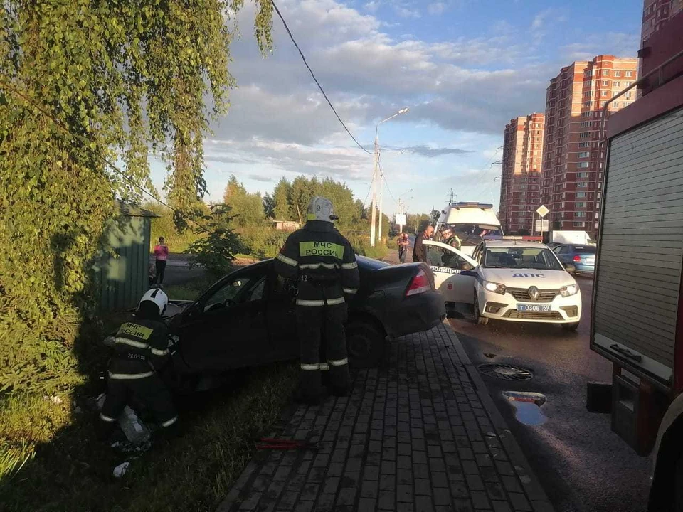 Водителю оказали помощь на месте ДТП Фото: УГИБДД России по Тверской области