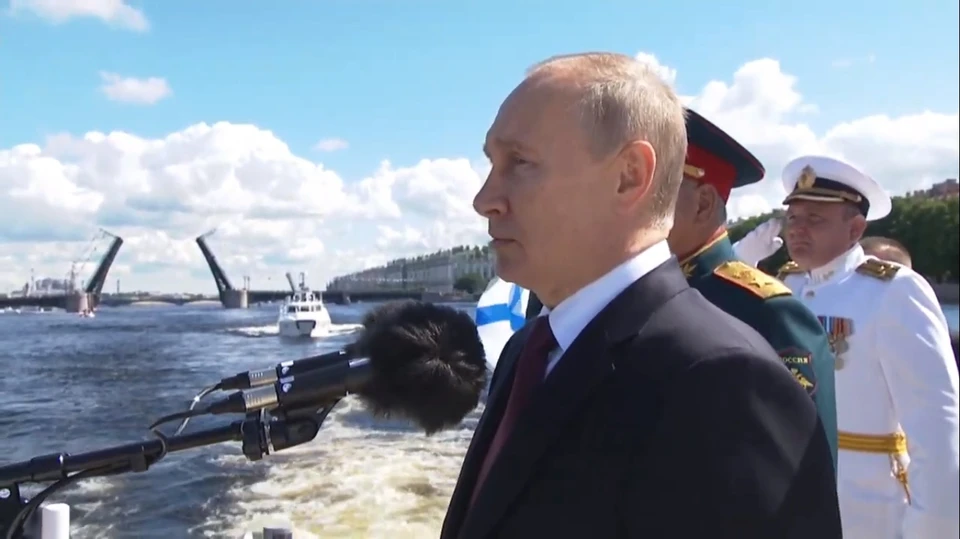 Владимир Путин поприветствовал экипажи кораблей, участвующих в параде ВМФ в Санкт-Петербурге. Фото: скриншот видео