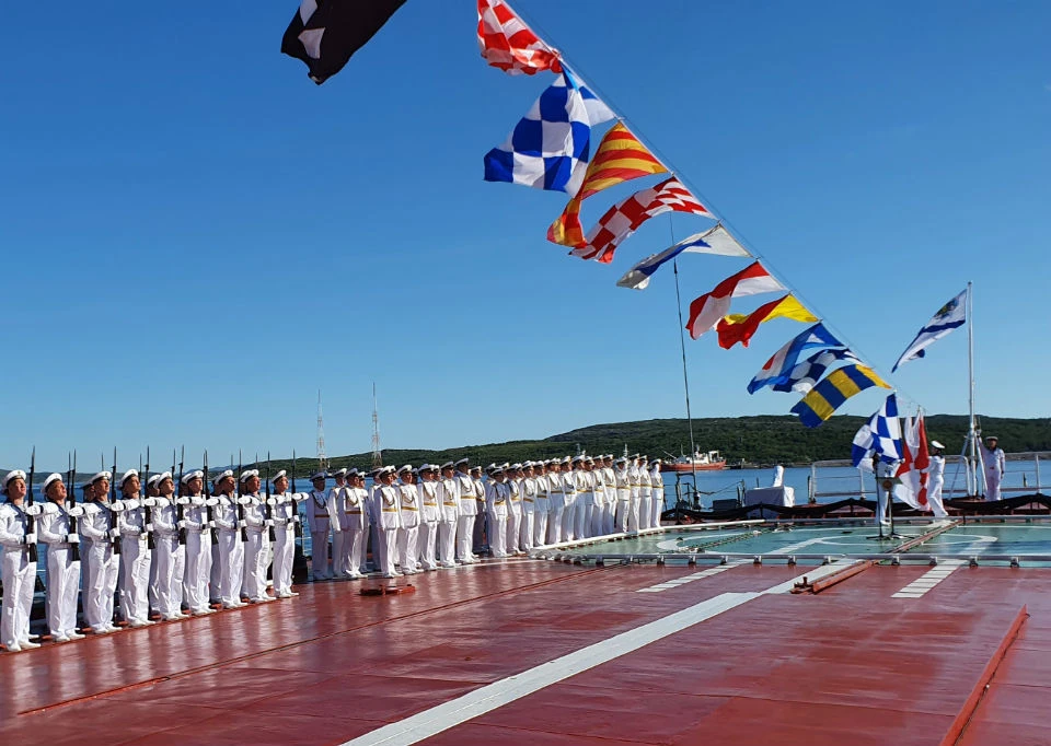 Торжественный подъем военно-морского флага, а также государственного флага и флагов расцвечивания состоялся на всех кораблях. Фото: пресс-служба Северного флота