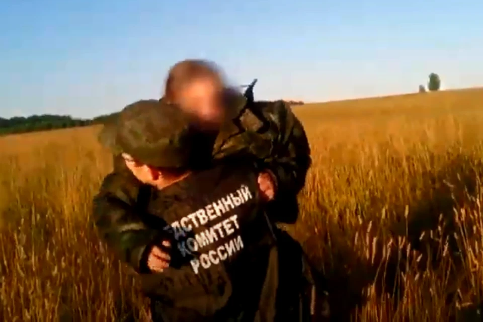 Девочка сидела в поле за лесом в пяти километрах от своего села. ФОТО: скриншот с видео СКР по Костромской области