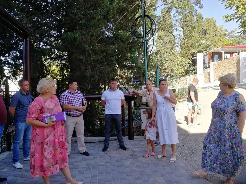 Администрация Алушты обещала решить проблему путем наложения частного сервитута на дорогу. Фото: Галина Огнева / Facebook