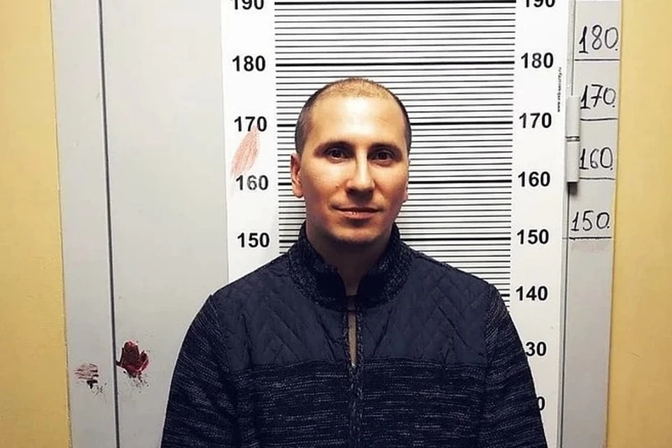 Эту фотографию Евгений в шутку сделал год назад в другом отделе полиции, теперь она пригодилась Фото: Александр Коровай