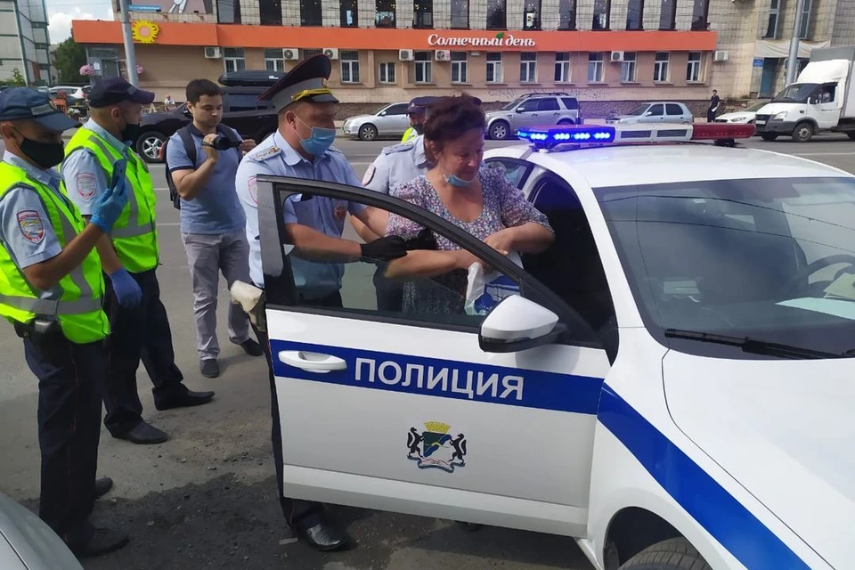 Пенсионерку увезли в полицию.