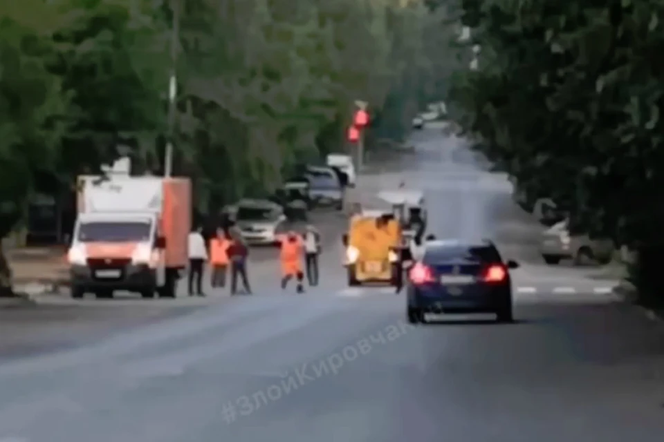 Драка на лопатах произошла средь бела дня на перекрестке Казанской и Пролетарского. Фото: скриншот с видео vk.com/zlo43