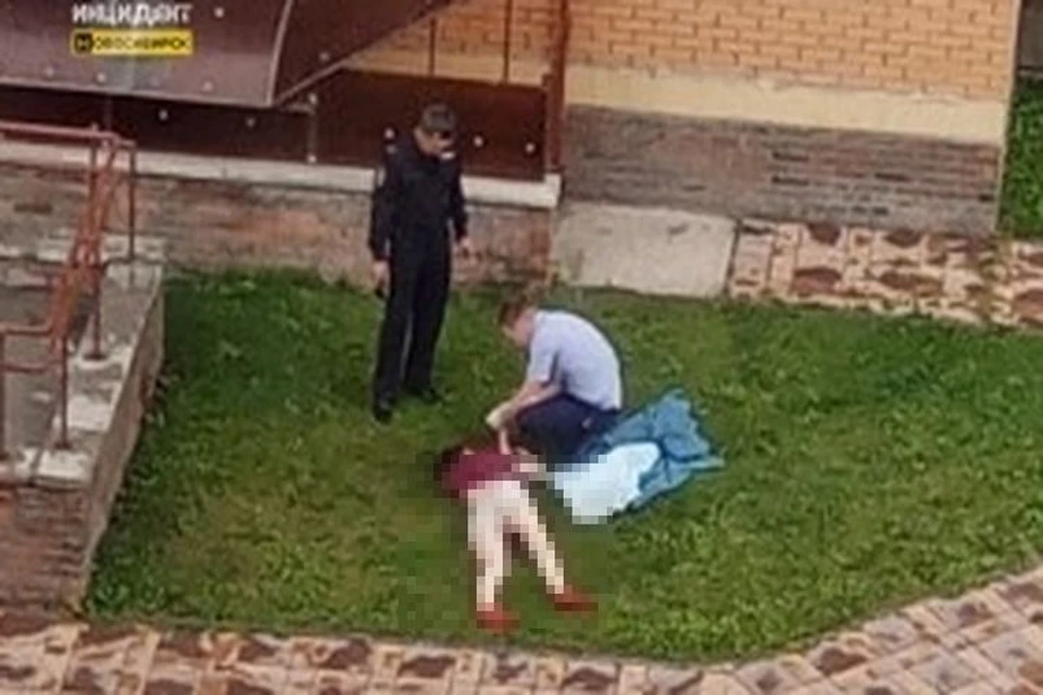 В Новосибирске под окнами высотки обнаружили мертвого парня. Фото: «Инцидент Новосибирск»