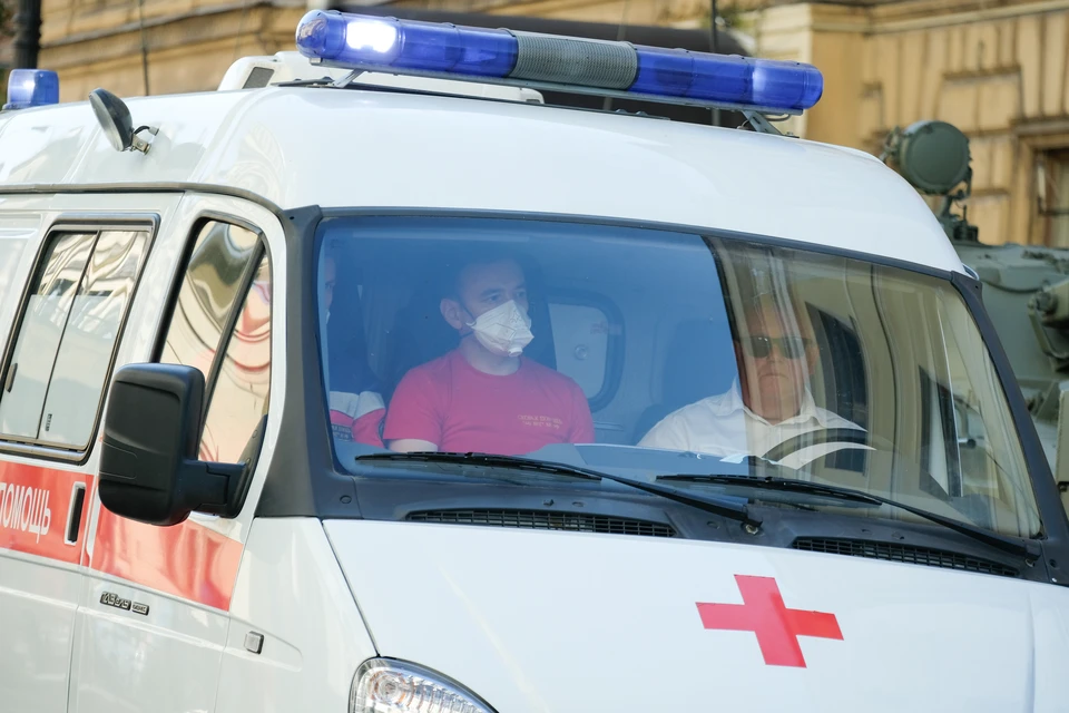 Пьяный мужчина напал на врача скорой и помял машину в Петербурге