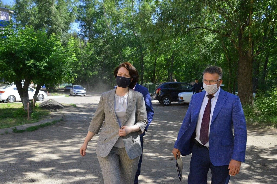 Мэр обсудила проекты благоустройства омских территорий.
