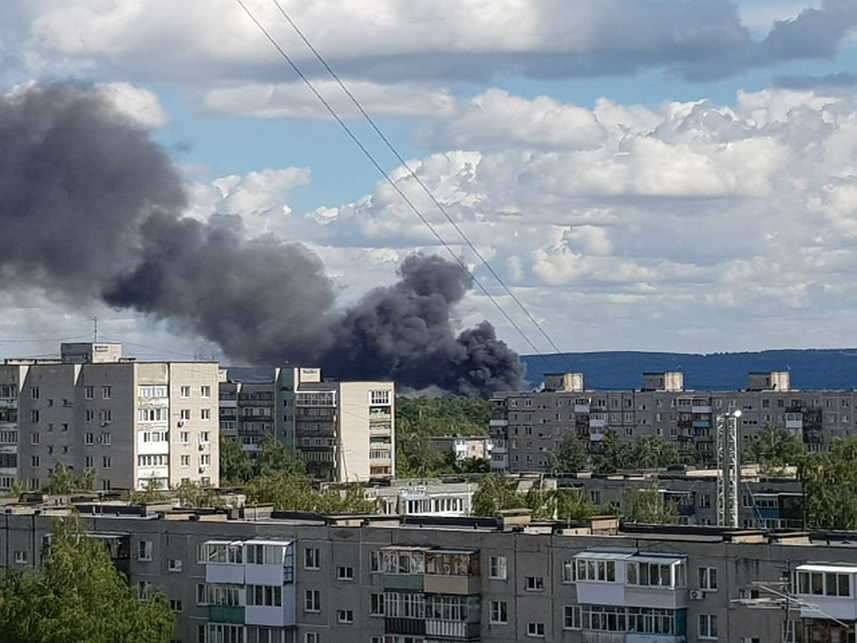 От складов идет едкий дым