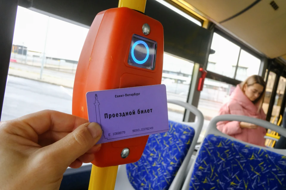 В Петербурге будут работать автобусы без кондукторов. Это эксперимент.