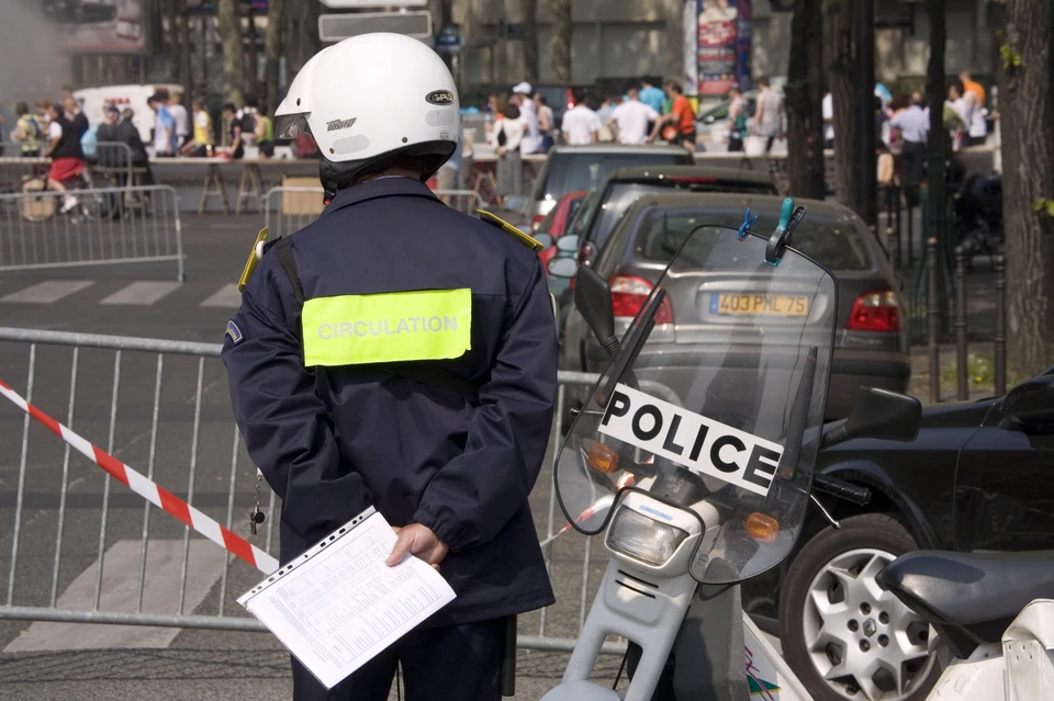 Автомобиль въехал в толпу людей во Франции, тринадцать человек пострадали