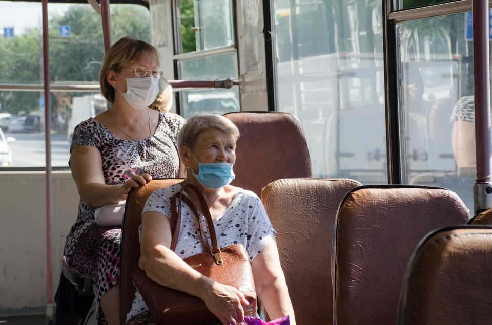 Далеко не все волгоградцы носят маски, хотя в общественных местах и в транспорте она обязательна.
