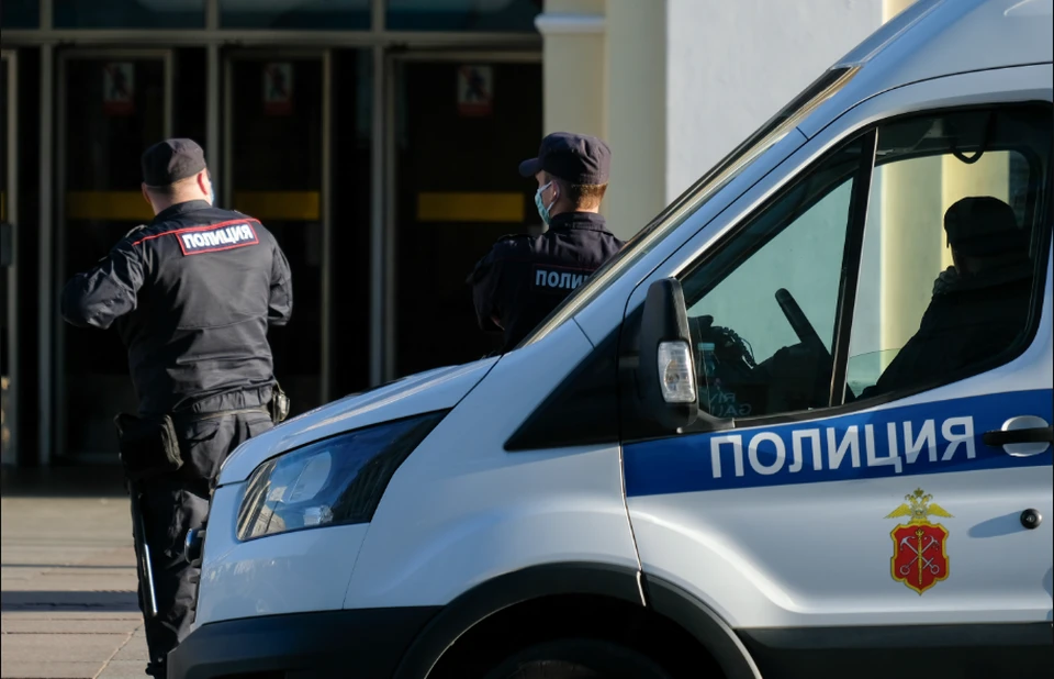 Полицейский Андрей Булышев остановил похитителя и стал удерживать до приезда коллег.