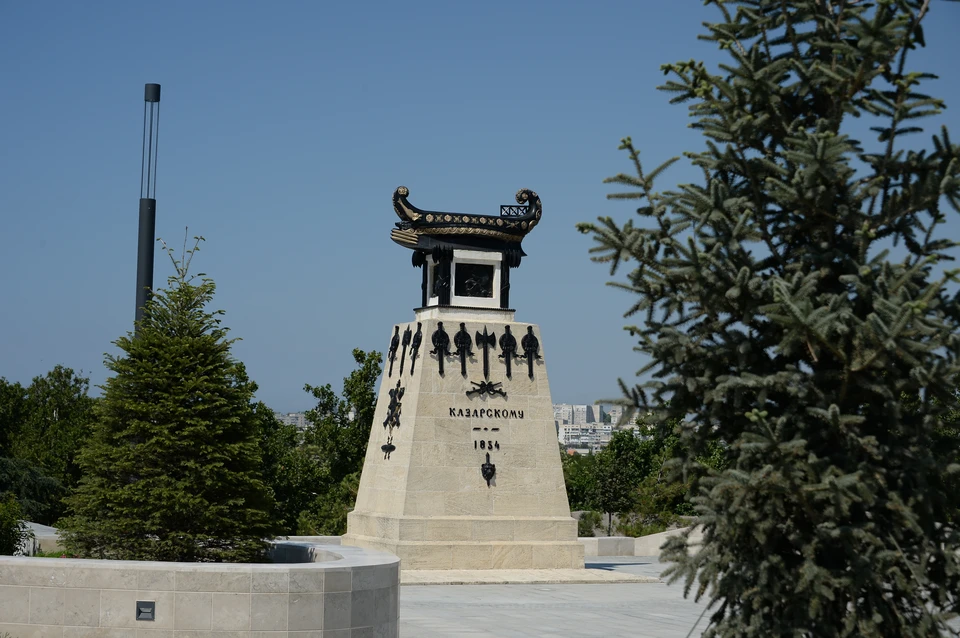 Памятник А.И. Казарскому и морякам брига «Меркурий» главный ориентир для туристов в поисках Матросского бульвара