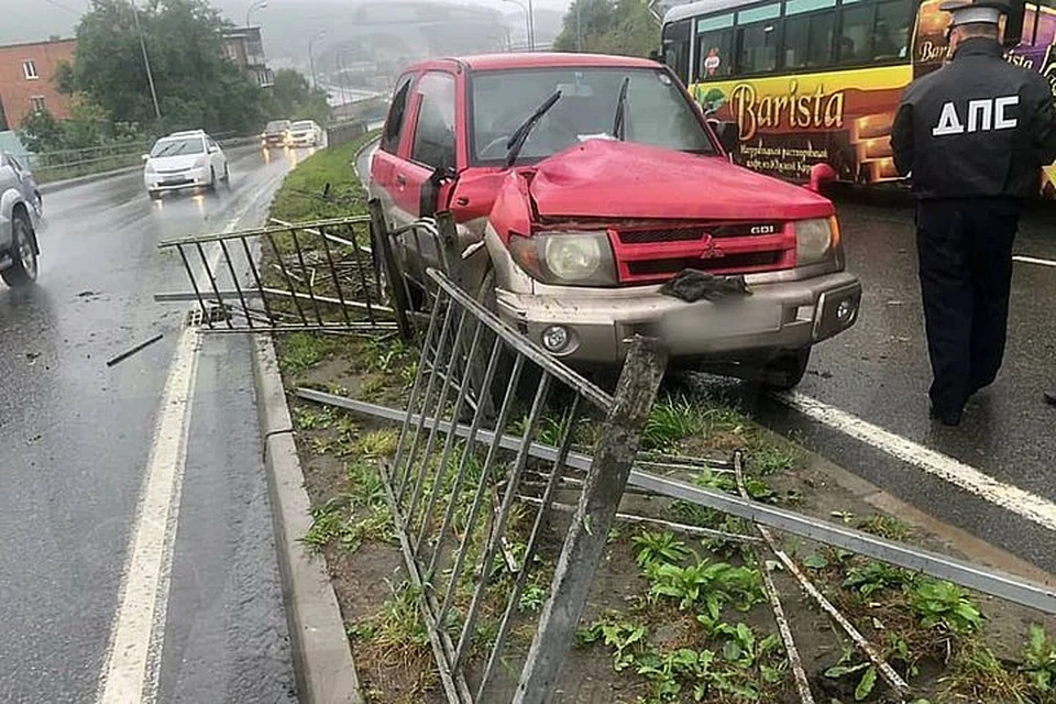 Очередной автолюбитель протаранил леерное ограждение. Фото: AK_VDK, dps_vl
