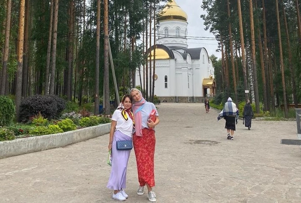 Екатерина Гордон (справа) в Среднеуральском женском монастыре. Фото: личная страница юриста в Facebook