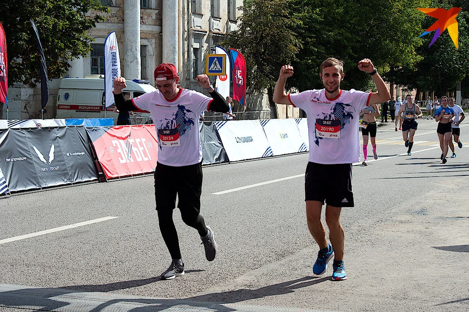 На 10-километровой дистанции Артёма (на фото слева) поддерживал его друг. Фото: Наталья ТИХОНОВА