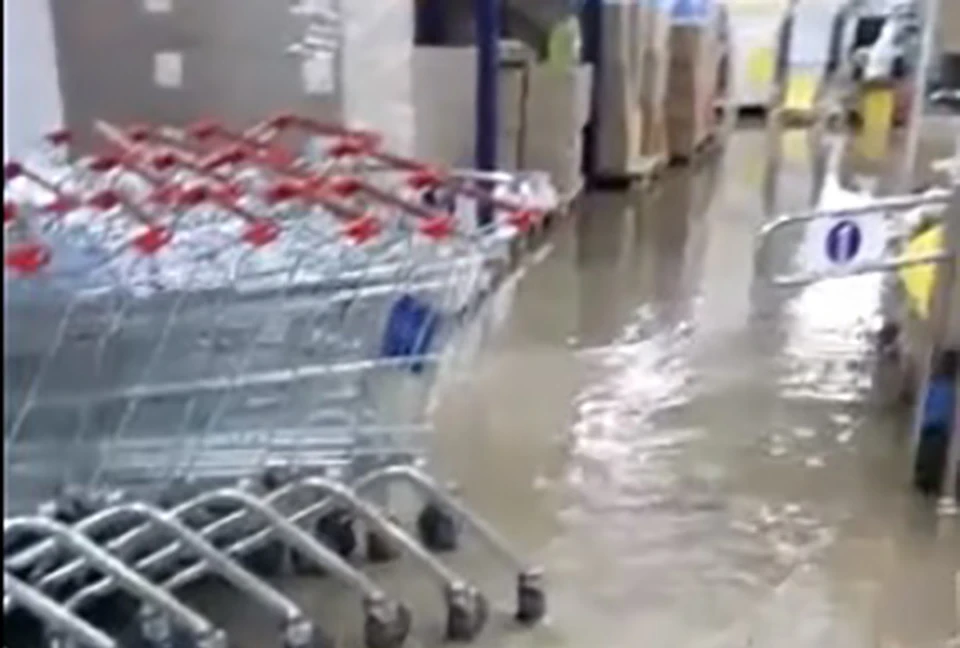 В Нижнем Новгороде из-за дождей затопило супермаркет. ФОТО: "Нижний Новгород. Без цензуры"