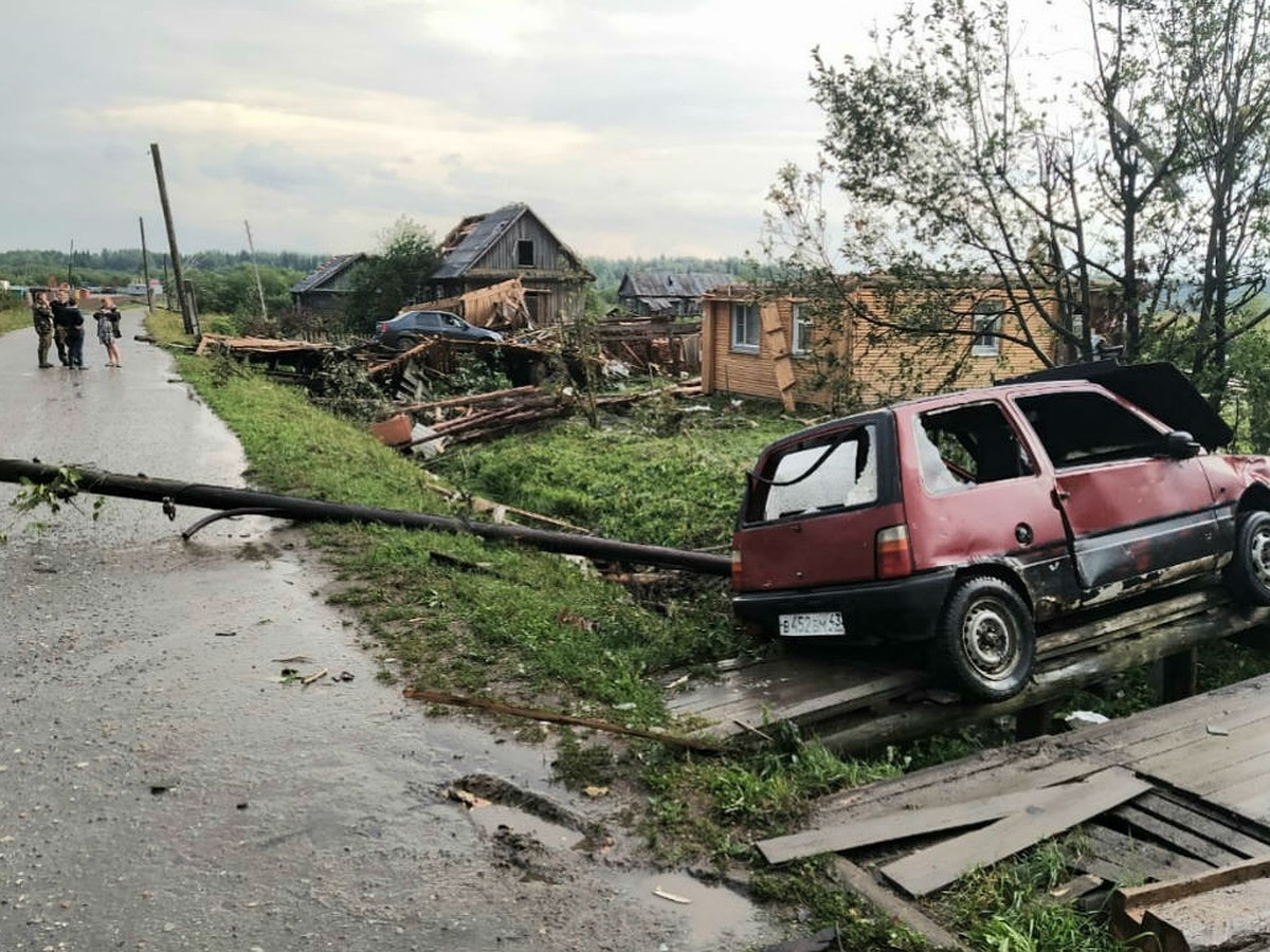 Последствия смерча в Кировской области 1 августа 2020 года: стихия  практически разрушила одну из улиц деревни Лойно - KP.RU