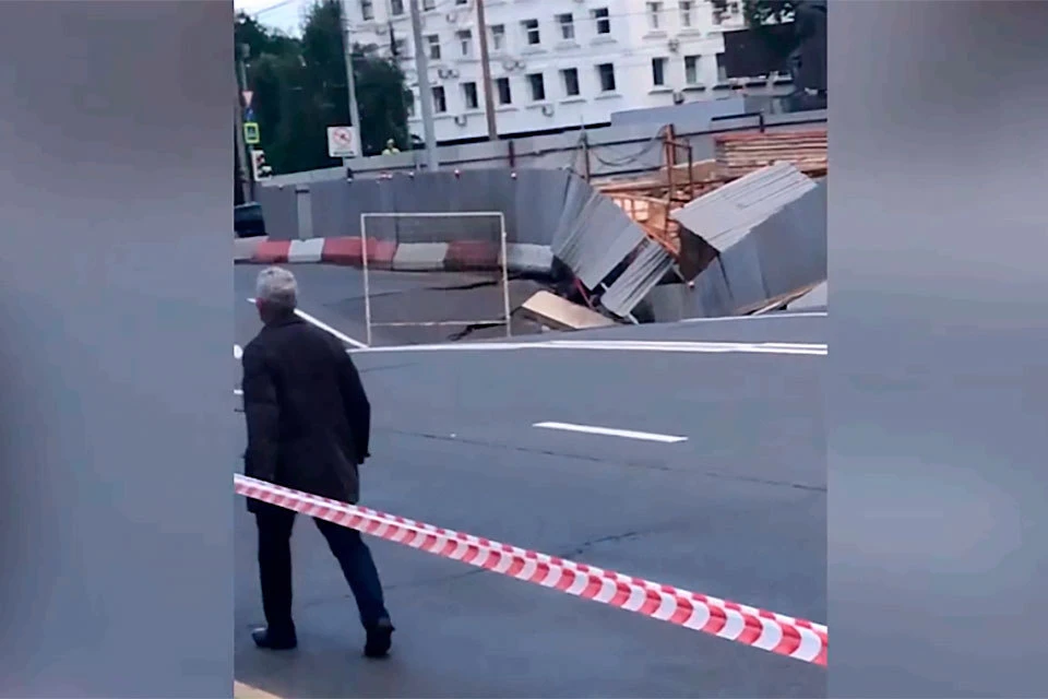 2 августа провалился асфальт посреди проезжей части проспекта Маршала Жукова
